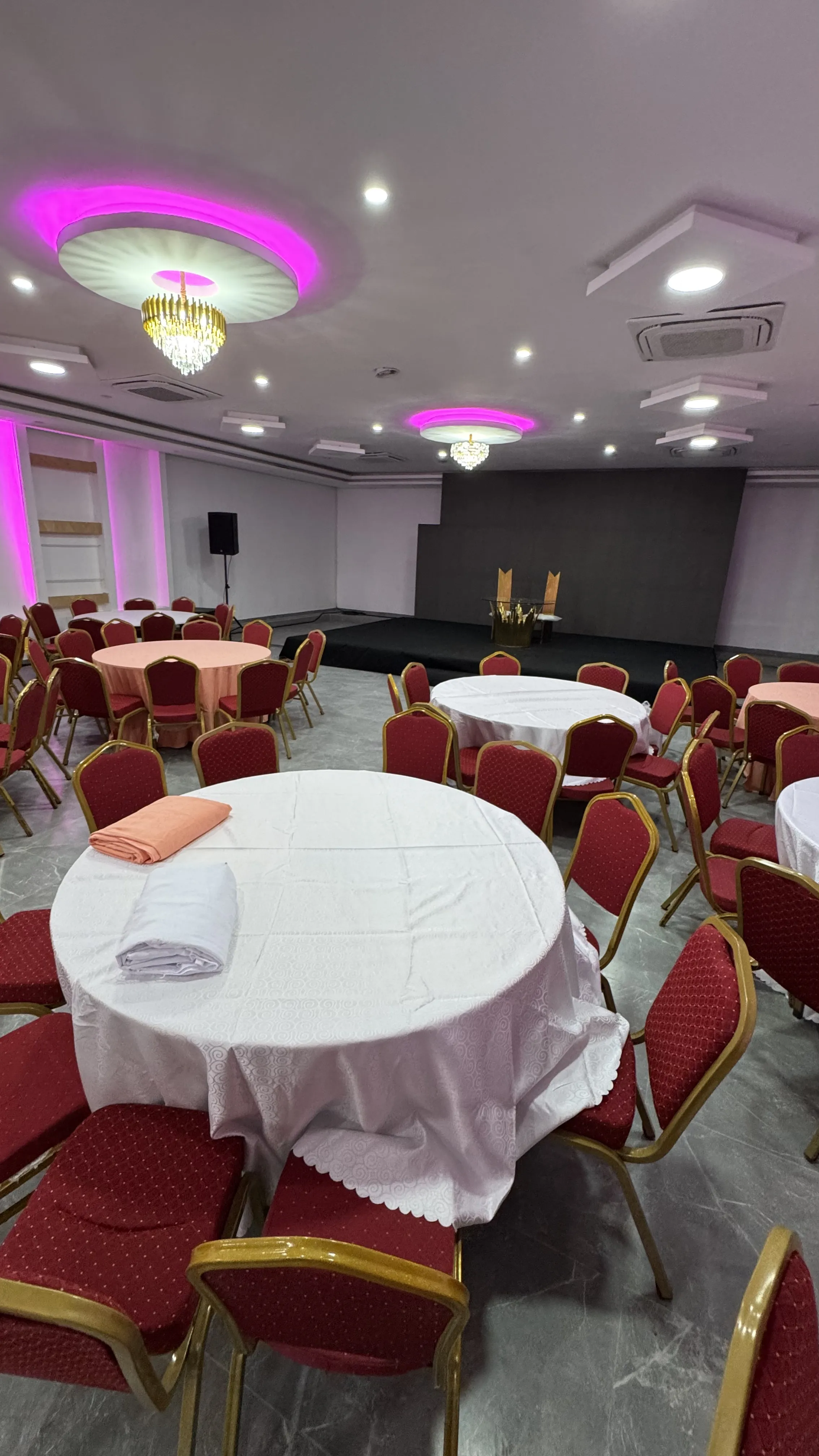 Configuration Dîner : salle Akwaba Marcory, 280 personnes