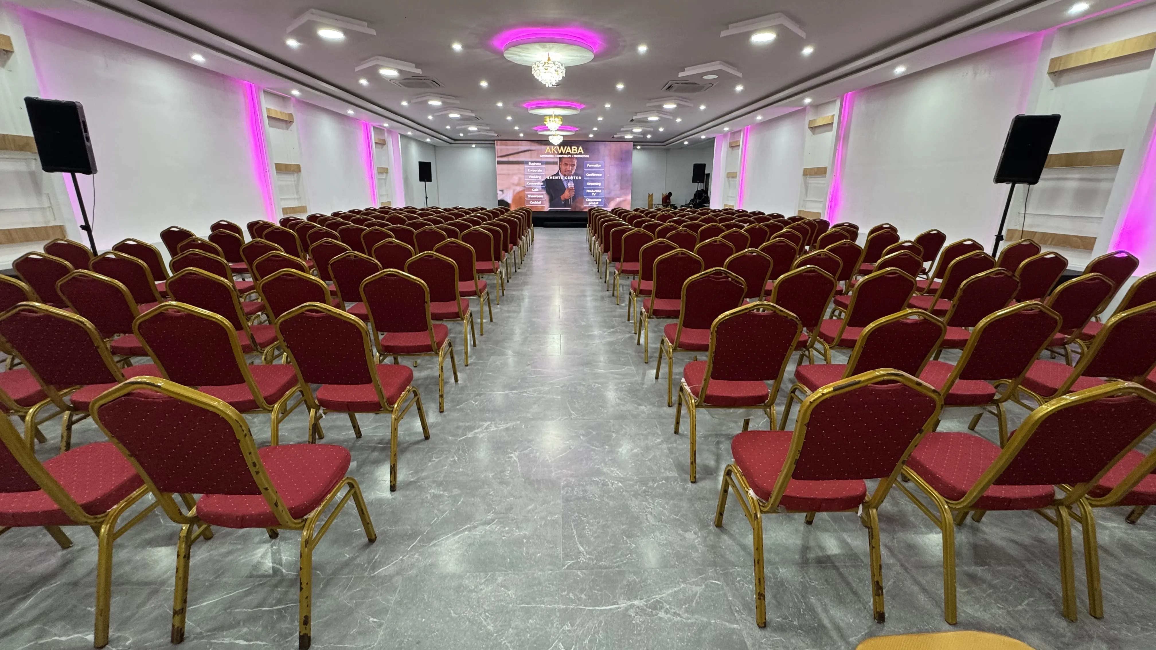 Configuration Théâtre : salle Akwaba Marcory, 350 personnes