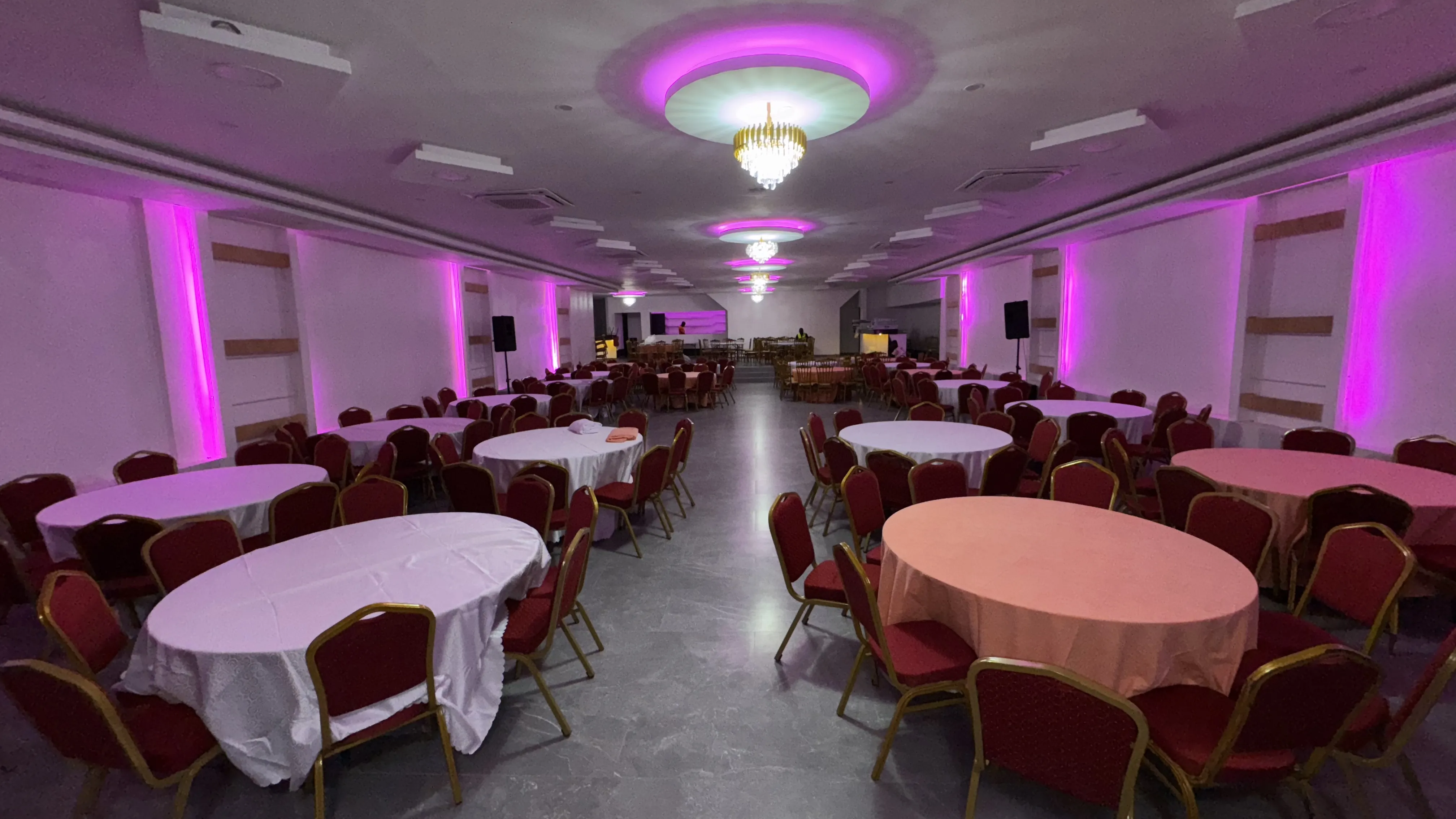 Configuration Dîner : salle Akwaba Marcory, 280 personnes