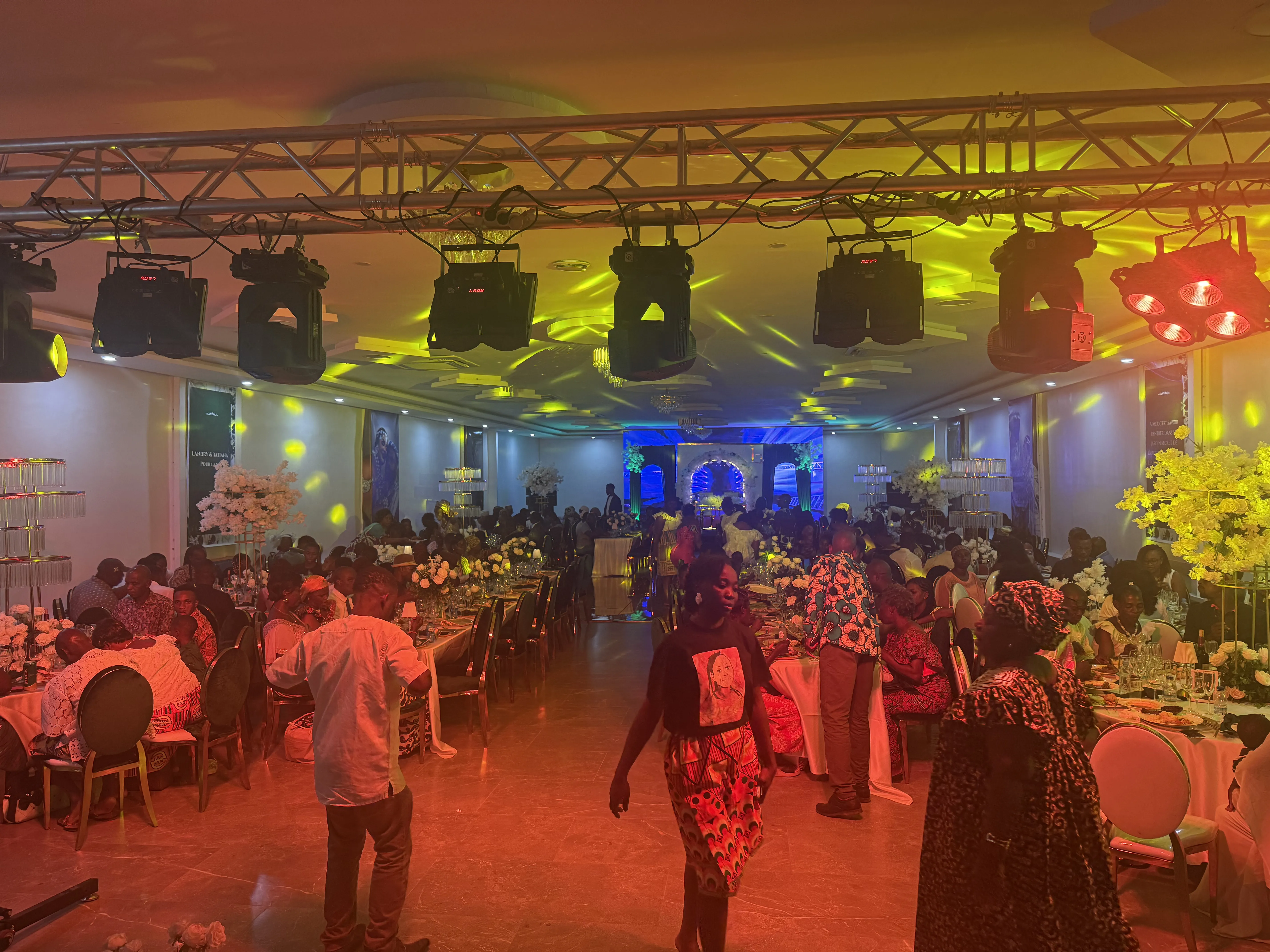 Ambiance cérémonie Akwaba salle événementielle Abidjan