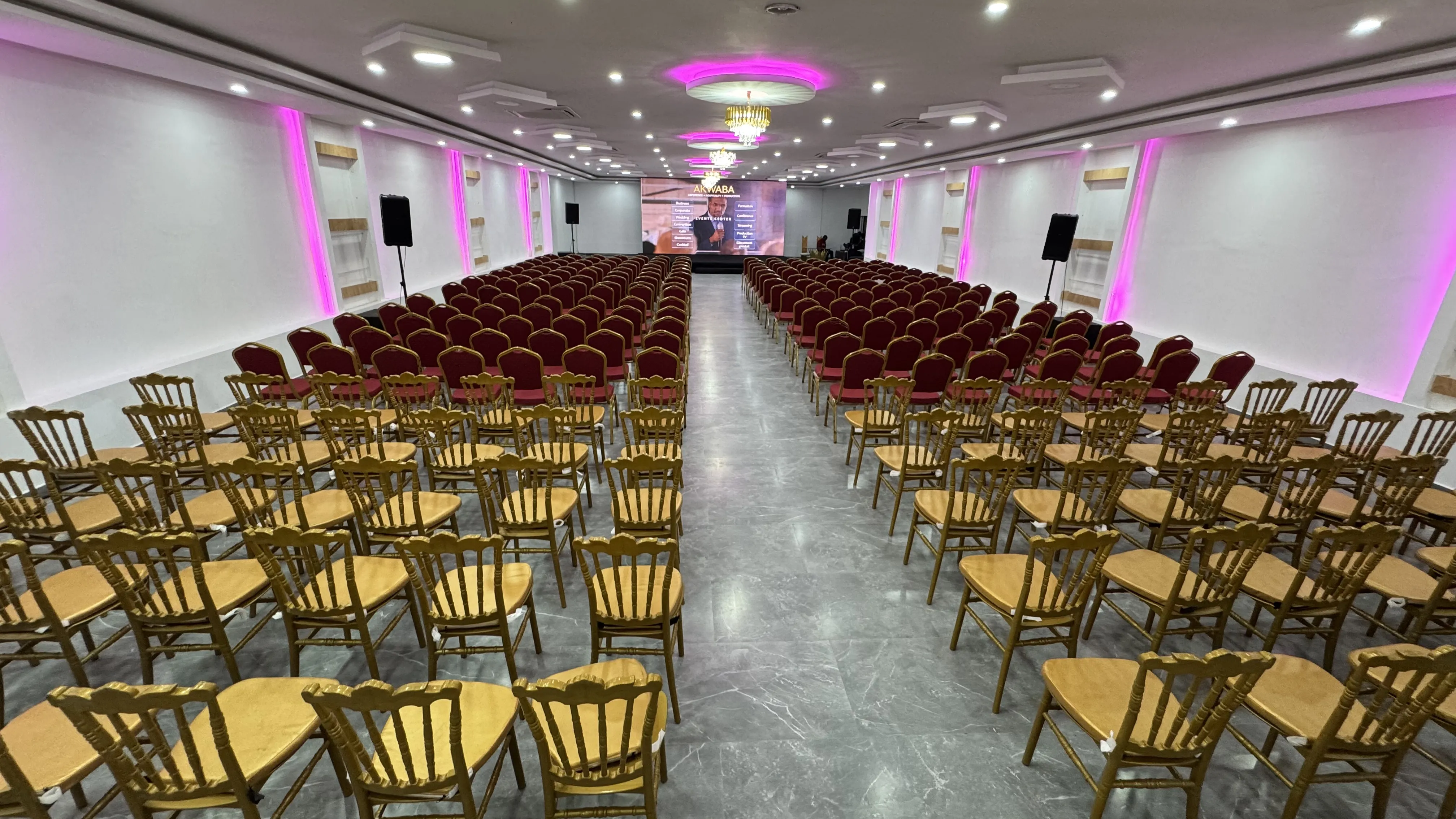 Configuration théâtre Akwaba salle événementielle Abidjan