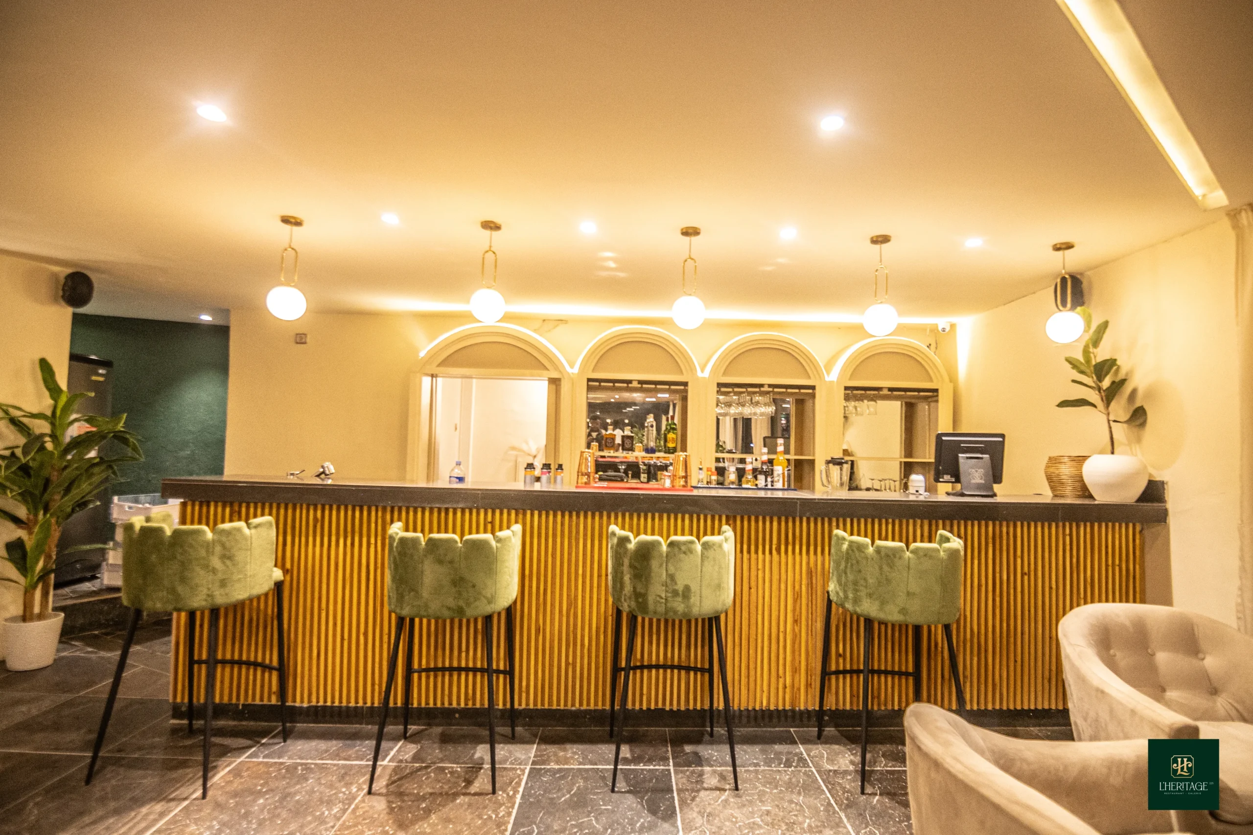 Restaurant L’Héritage à Marcory, Abidjan : salle et table gastronomique
