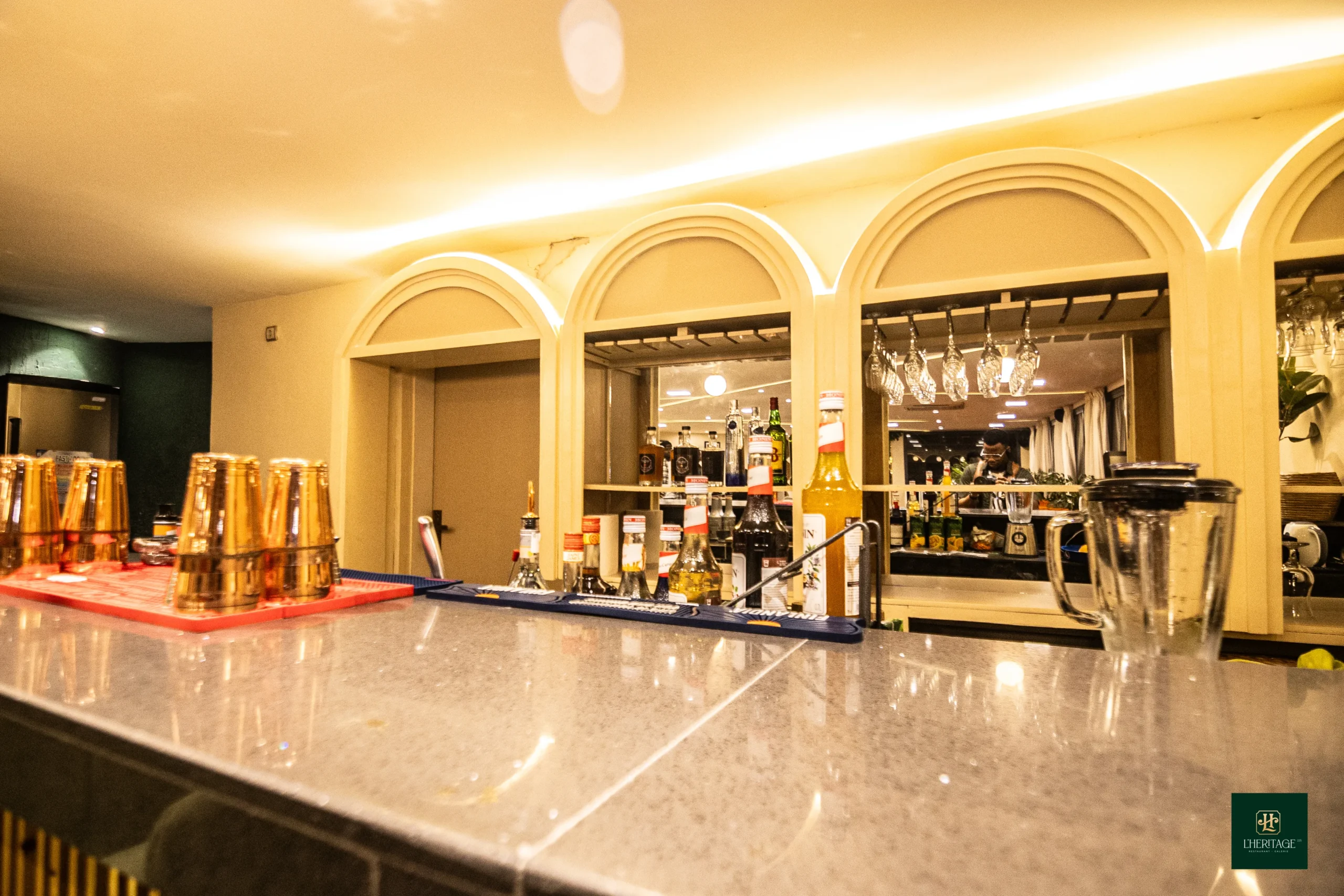 Restaurant L’Héritage à Marcory, Abidjan : salle et table gastronomique